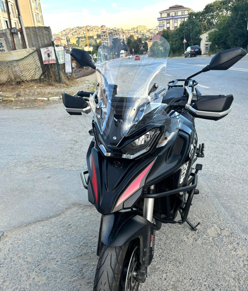 MOTOCAM QJ SRT 900 Ön Cam 2023-2026 Model 61cm Şeffaf Renkli 4mm
