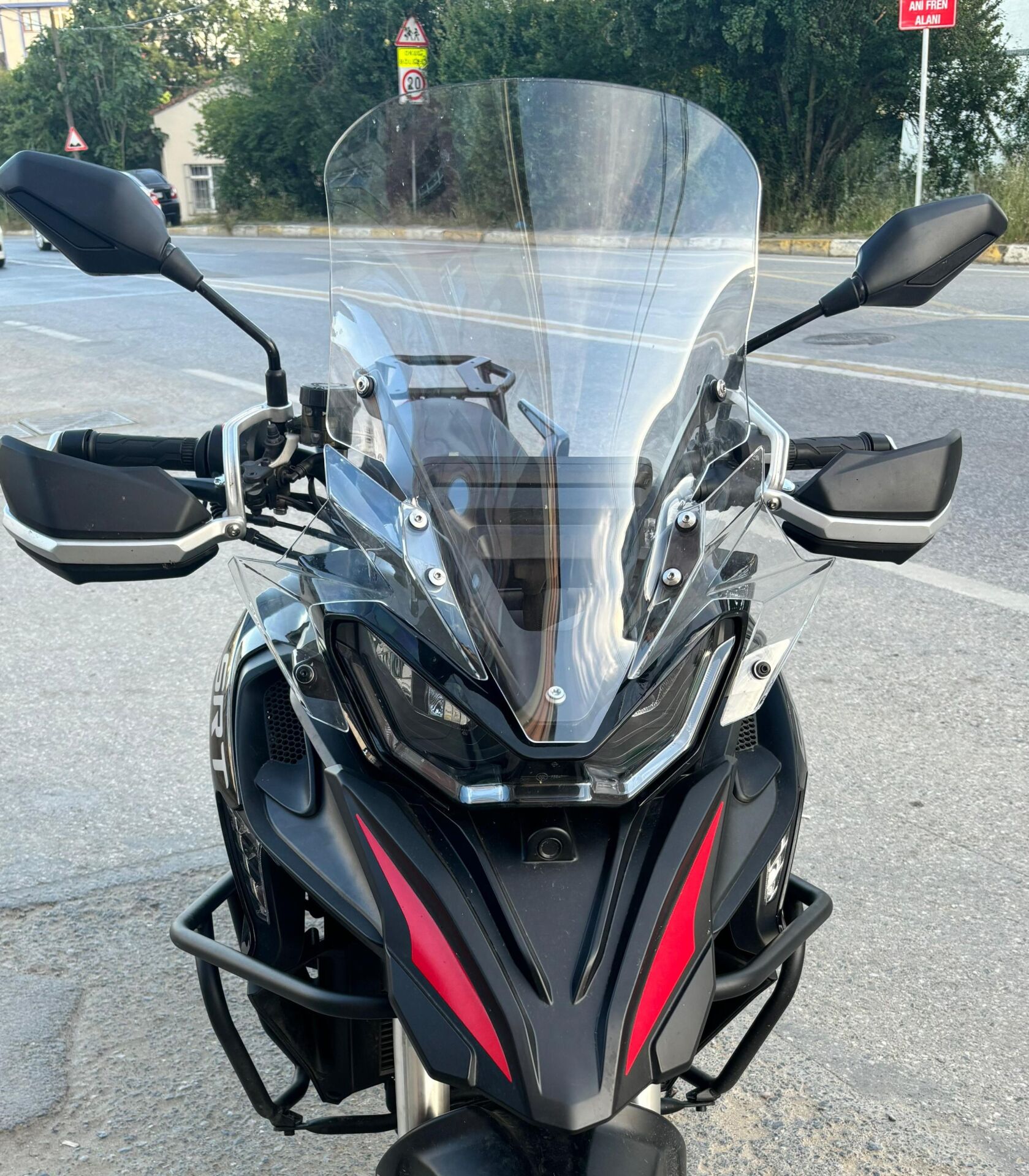 MOTOCAM QJ SRT 900 Ön Cam 2023-2026 Model 61cm Şeffaf Renkli 4mm