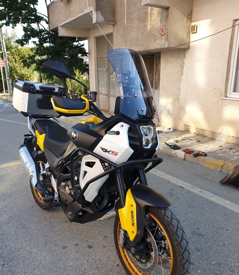 MOTOCAM QJ SVT 650 X Ön Cam 2023-2026 Model 50cm Füme Renkli 4mm UZUN