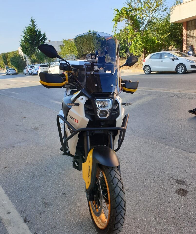 MOTOCAM QJ SVT 650 X Ön Cam 2023-2026 Model 50cm Füme Renkli 4mm UZUN