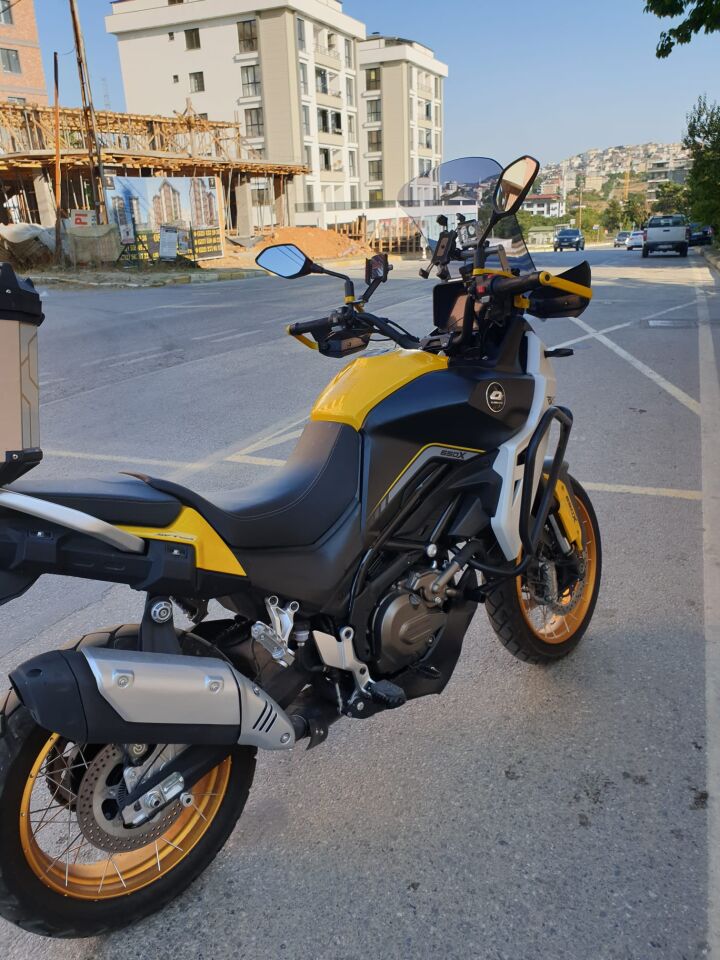 MOTOCAM QJ SVT 650 X Ön Cam 2023-2026 Model 50cm Füme Renkli 4mm UZUN