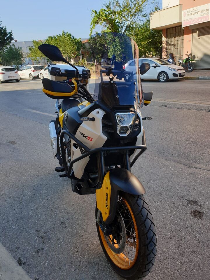 MOTOCAM QJ SVT 650 X Ön Cam 2023-2026 Model 50cm Füme Renkli 4mm UZUN