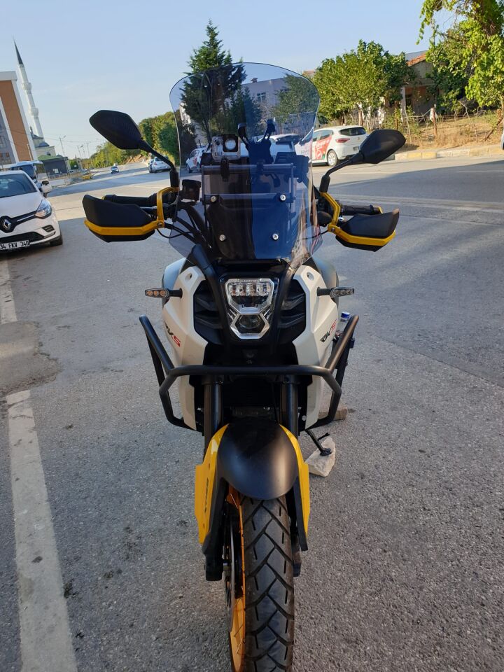 MOTOCAM QJ SVT 650 X Ön Cam 2023-2026 Model 50cm Füme Renkli 4mm UZUN