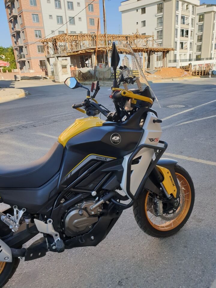 MOTOCAM QJ SVT 650 X Ön Cam 2023-2026 Model 50cm Şeffaf Renkli 4mm UZUN