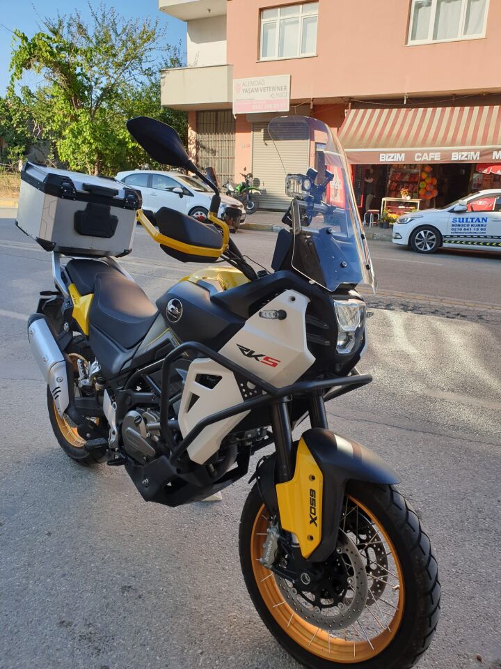 MOTOCAM QJ SVT 650 X Ön Cam 2023-2026 Model 50cm Şeffaf Renkli 4mm UZUN