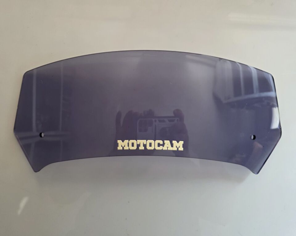 MOTOCAM Rüzgar Saptırıcı Deflektör Camı 1 Delikli 32x12cm Füme Renkli   (APARATSIZDIR)