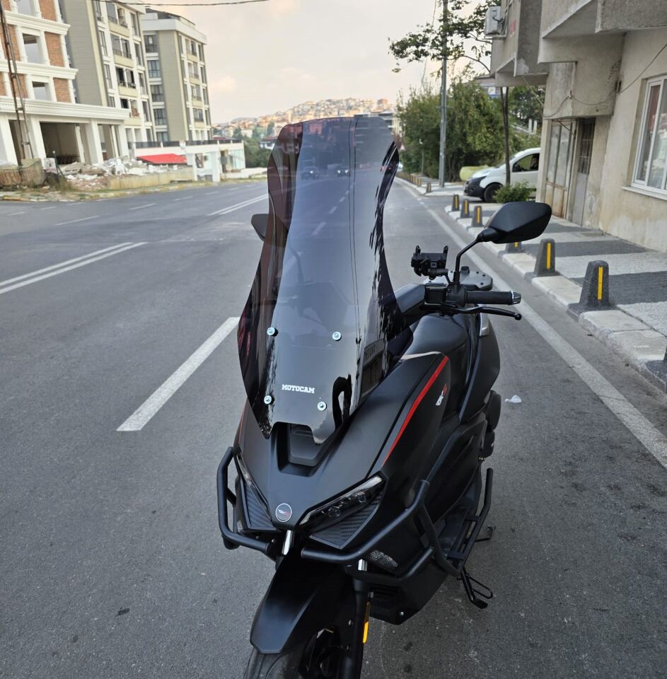 MOTOCAM RKS Lince 125 Ön Cam 2021-2026 Model 65cm Siyah Renkli 4mm ORTA BOYLU