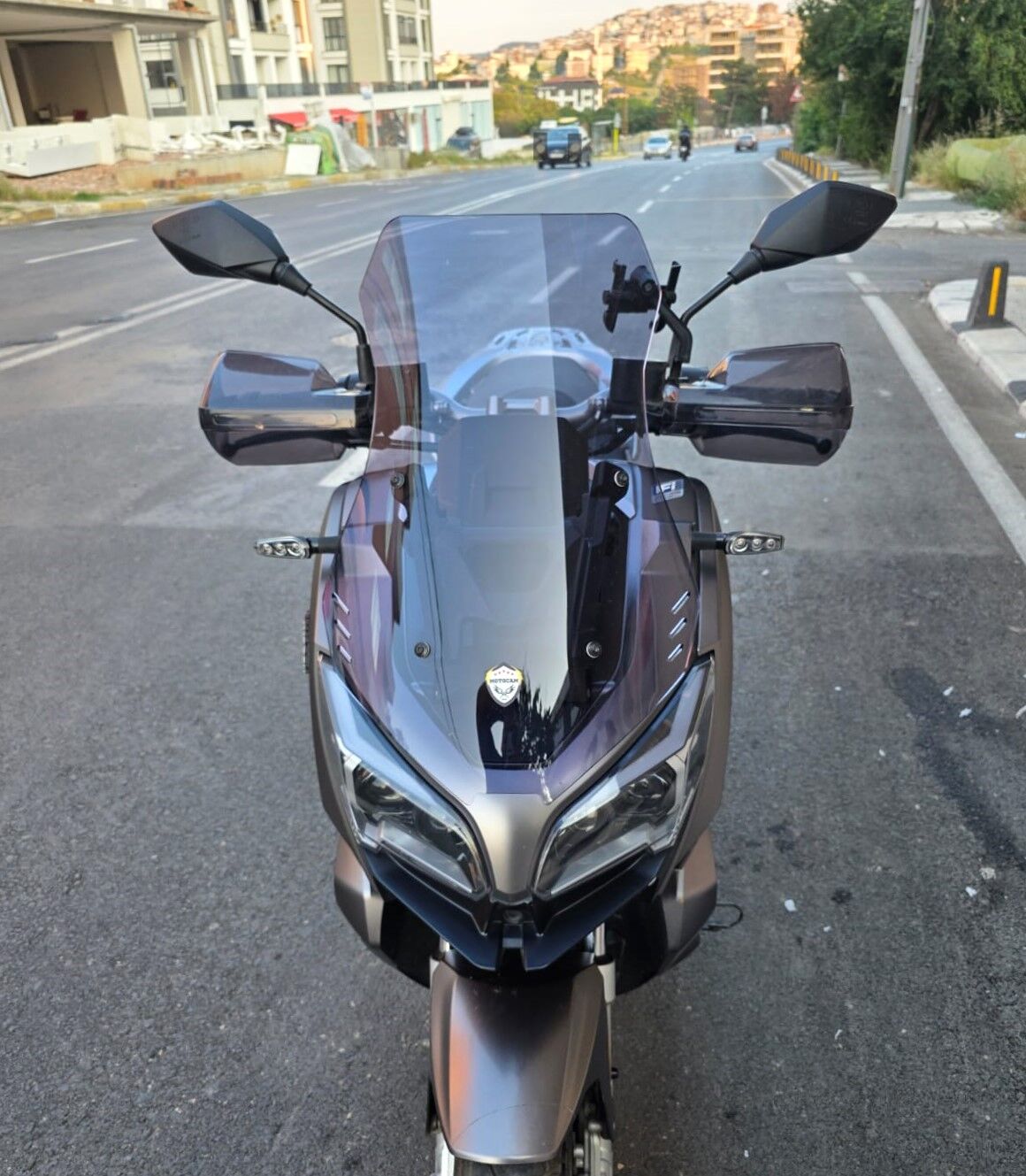 MOTOCAM QJ ATR 125 Ön Cam 2023-2026 Model 55cm Füme Renkli 4mm KISA CAM