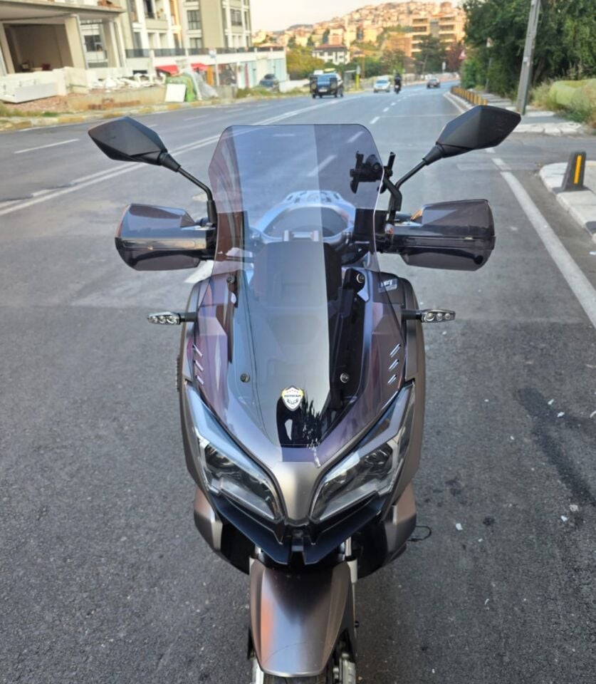 MOTOCAM QJ ATR 125 Ön Cam 2023-2026 Model 55cm Füme Renkli 4mm KISA CAM