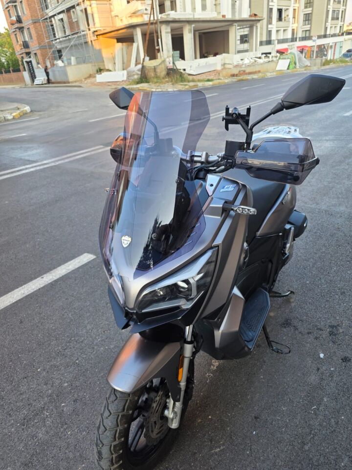 MOTOCAM QJ ATR 125 Ön Cam 2023-2026 Model 55cm Füme Renkli 4mm KISA CAM