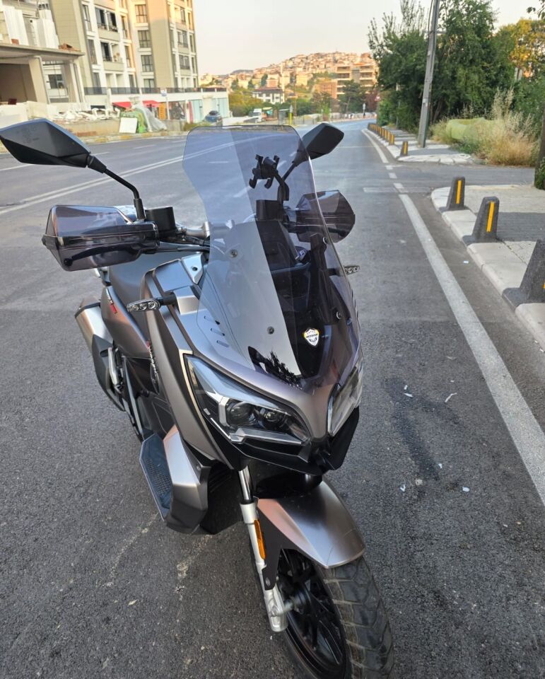 MOTOCAM QJ ATR 125 Ön Cam 2023-2026 Model 55cm Füme Renkli 4mm KISA CAM