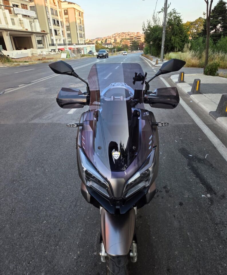 MOTOCAM QJ ATR 125 Ön Cam 2023-2026 Model 55cm Füme Renkli 4mm KISA CAM