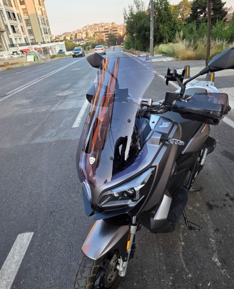 MOTOCAM QJ ATR 125 Ön Cam 2023-2026 Model 55cm Füme Renkli 4mm KISA CAM