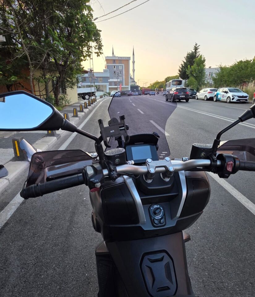 MOTOCAM QJ ATR 125 Ön Cam 2023-2026 Model 55cm Füme Renkli 4mm KISA CAM