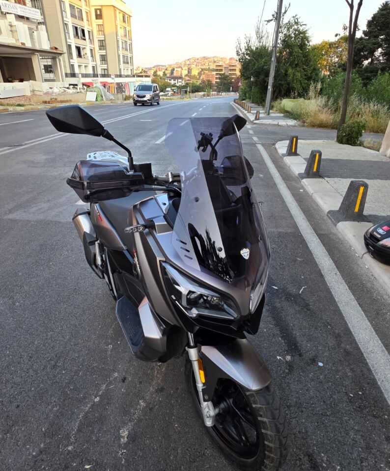 MOTOCAM QJ ATR 125 Ön Cam 2023-2026 Model 55cm Füme Renkli 4mm KISA CAM