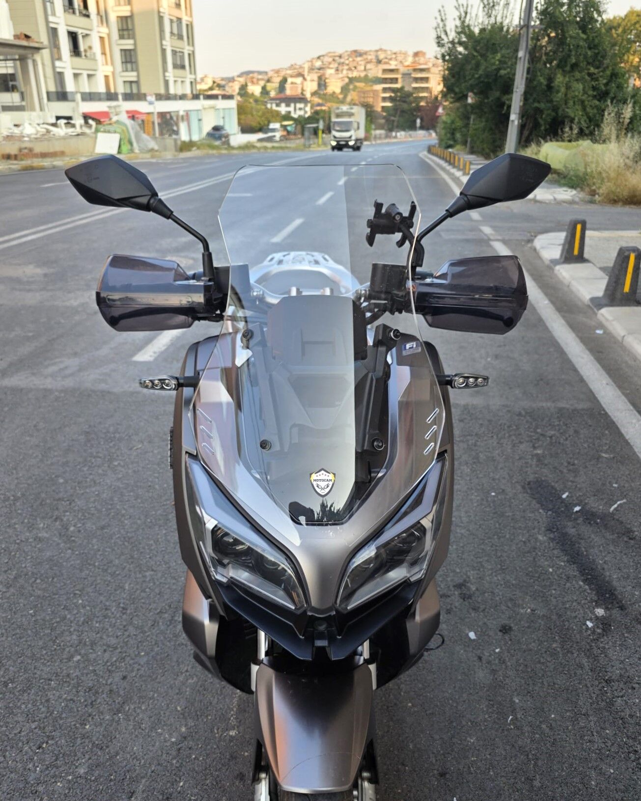 MOTOCAM QJ ATR 125 Ön Cam 2023-2026 Model 55cm Şeffaf Renkli 4mm KISA CAM