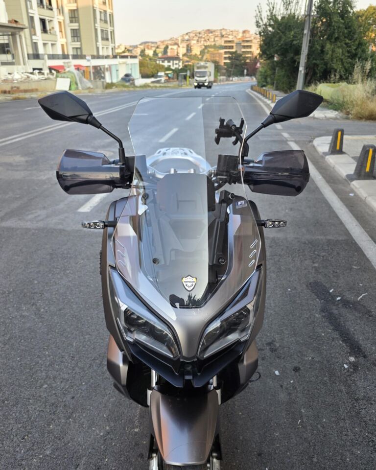 MOTOCAM QJ ATR 125 Ön Cam 2023-2026 Model 55cm Şeffaf Renkli 4mm KISA CAM