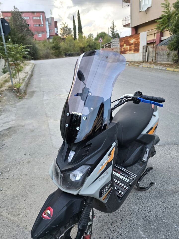 MOTOCAM Altai F1 Max Ön Cam 2021-2026 Model 57cm Füme Renkli 4mm