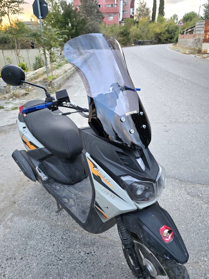 MOTOCAM Altai F1 Max Ön Cam 2021-2026 Model 57cm Füme Renkli 4mm