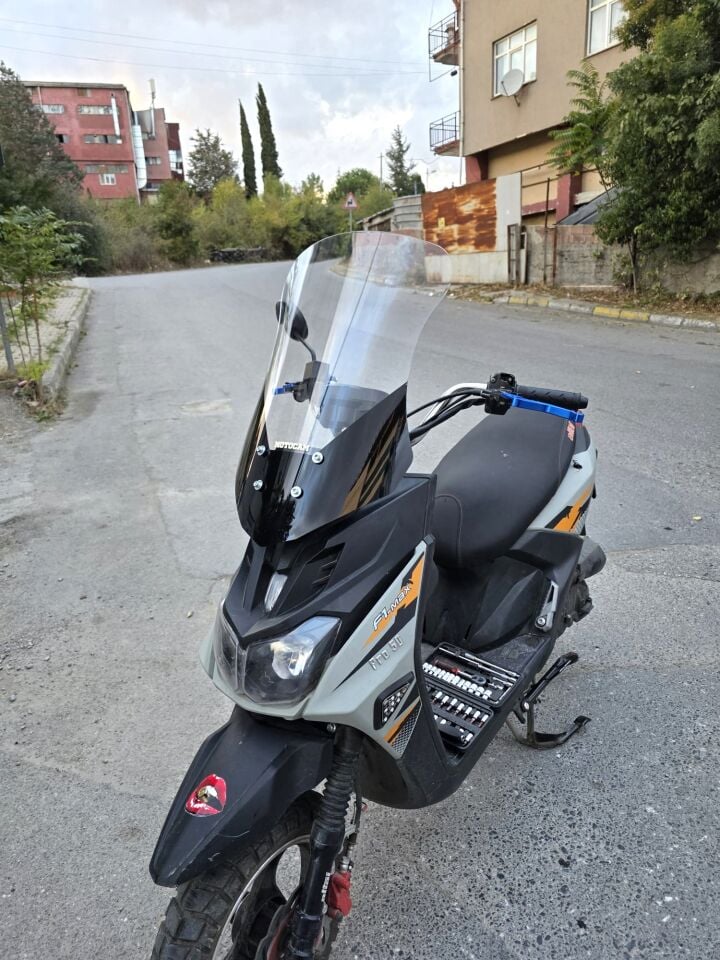 MOTOCAM Altai F1 Max Ön Cam 2021-2026 Model 57cm Şeffaf Renkli 4mm