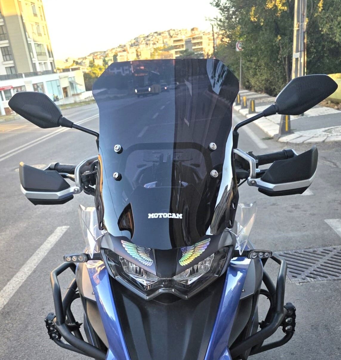 MOTOCAM Qj SRT 550 Ön Cam 2022-2026 Model 54cm Siyah Renkli 4mm