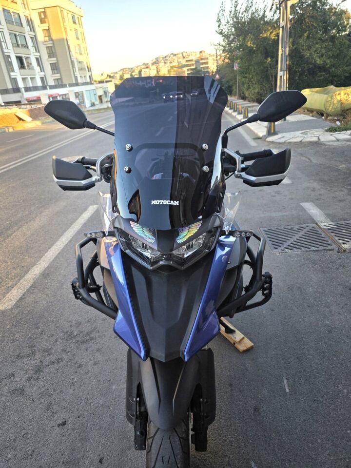 MOTOCAM Qj SRT 550 Ön Cam 2022-2026 Model 54cm Siyah Renkli 4mm