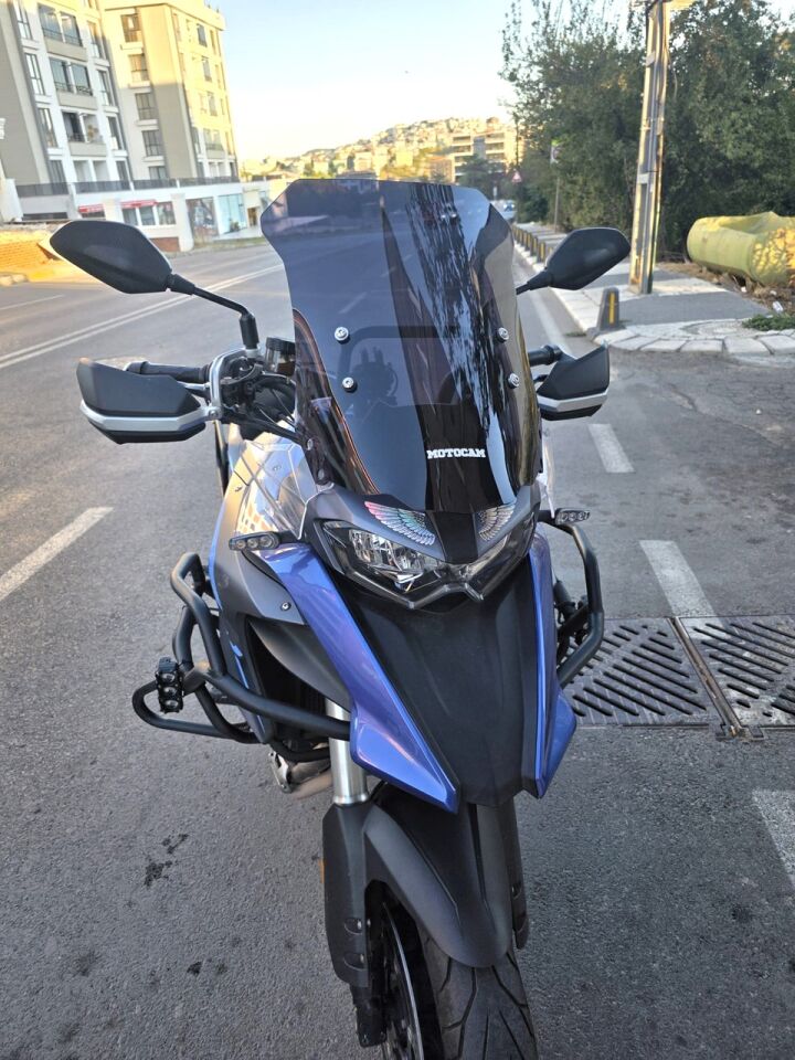 MOTOCAM Qj SRT 550 Ön Cam 2022-2026 Model 54cm Siyah Renkli 4mm