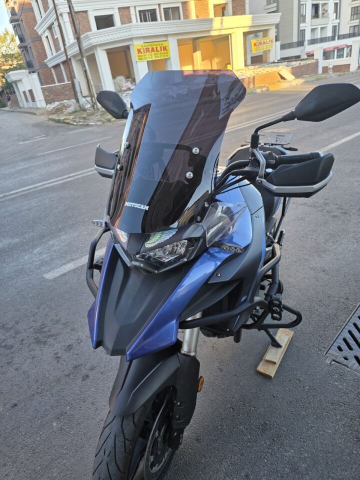 MOTOCAM Qj SRT 550 Ön Cam 2022-2026 Model 54cm Siyah Renkli 4mm