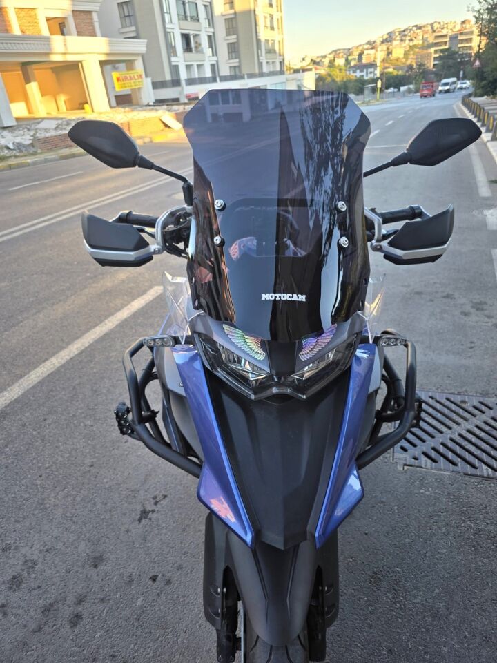 MOTOCAM Qj SRT 550 Ön Cam 2022-2026 Model 54cm Siyah Renkli 4mm