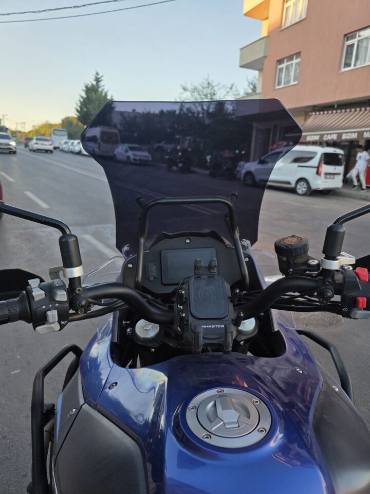 MOTOCAM Qj SRT 550 Ön Cam 2022-2026 Model 54cm Siyah Renkli 4mm