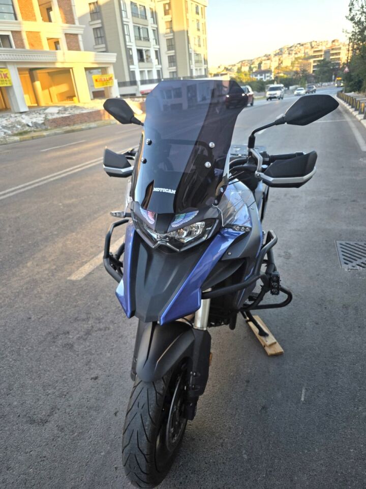 MOTOCAM Qj SRT 550 Ön Cam 2022-2026 Model 54cm Siyah Renkli 4mm