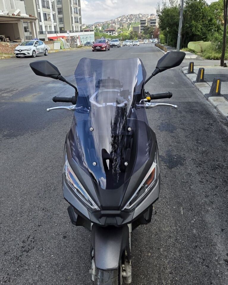 MOTOCAM Kanuni Seha 150 Ön Cam 2022-2026 Model 55cm Füme Renkli 4mm KISA