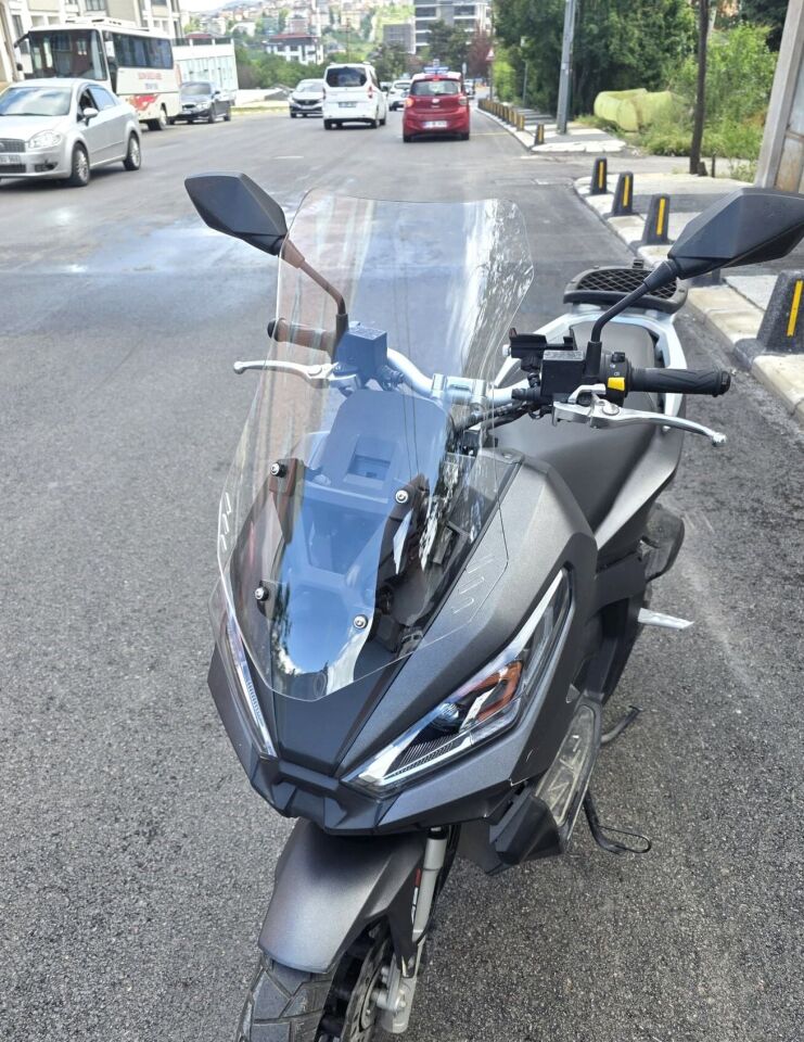MOTOCAM Kanuni Seha 150 Ön Cam 2022-2026 Model 55cm Şeffaf Renkli 4mm KISA