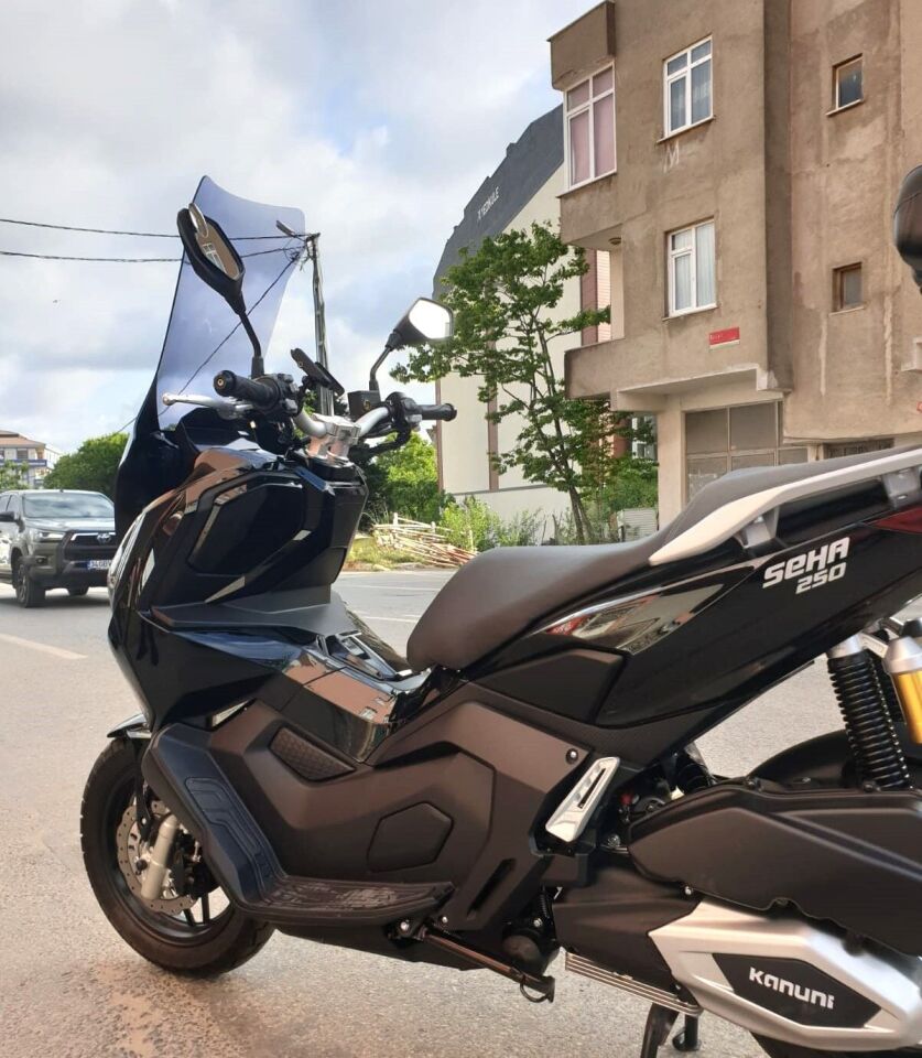MOTOCAM Kanuni Seha 150 Ön Cam 2022-2026 Model 78cm Füme Renkli 4mm UZUN