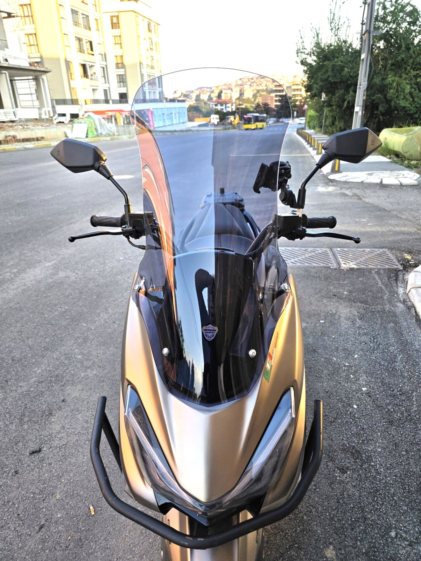 MOTOCAM RKS Newlight PRO Ön Cam 2023-2026 Model 68cm Füme Renkli 4mm ORTA BOYLU