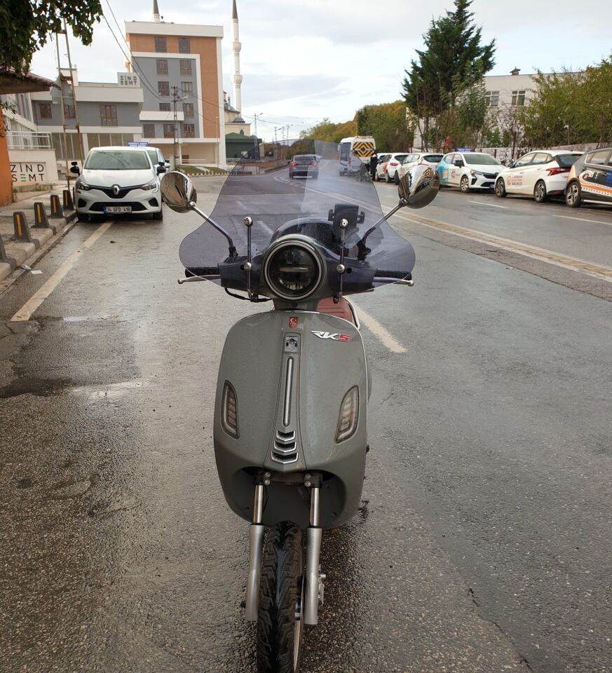 MOTOCAM RKS Pride 125 Ön Cam 2023-2026 Model 39cm Füme Renkli 4mm Elcikli APARATSIZ