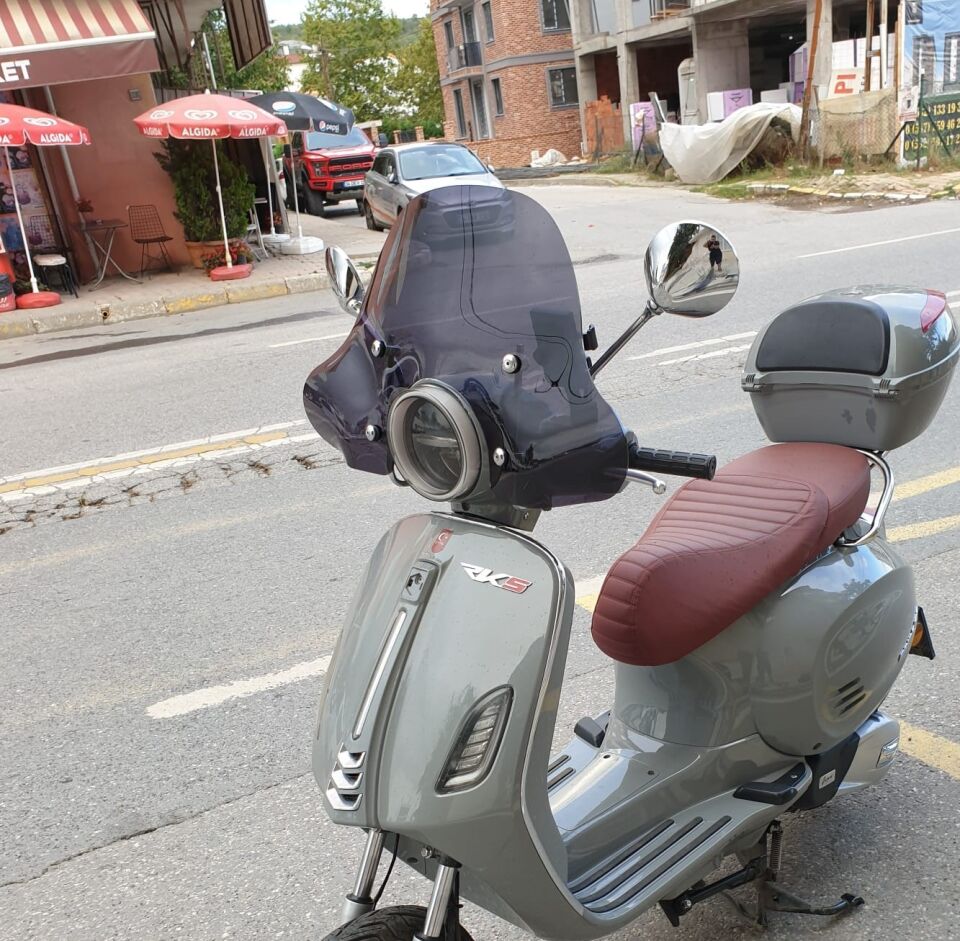 MOTOCAM RKS Pride 125 Ön Cam 2023-2026 Model 39cm Siyah Renkli 4mm Elcikli APARATSIZ