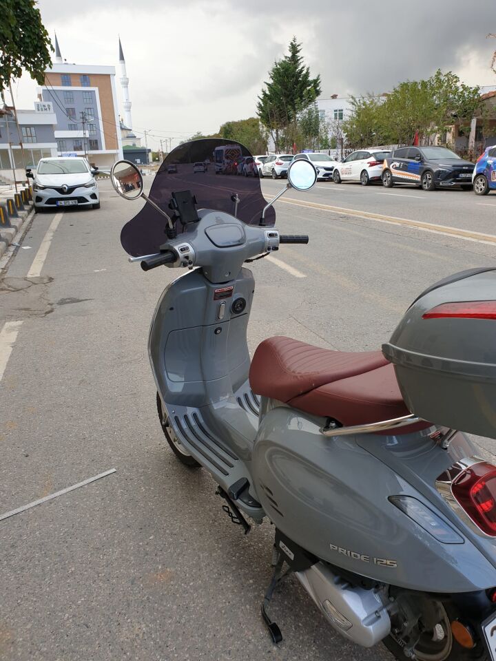 MOTOCAM RKS Pride 125 Ön Cam 2023-2026 Model 39cm Siyah Renkli 4mm Elcikli APARATSIZ