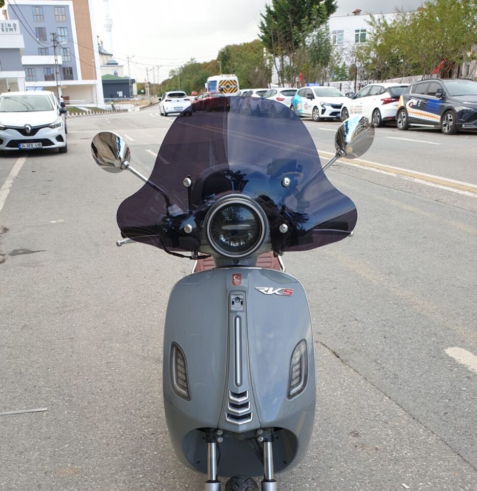MOTOCAM RKS Pride 125 Ön Cam 2023-2026 Model 39cm Siyah Renkli 4mm Elcikli APARATSIZ