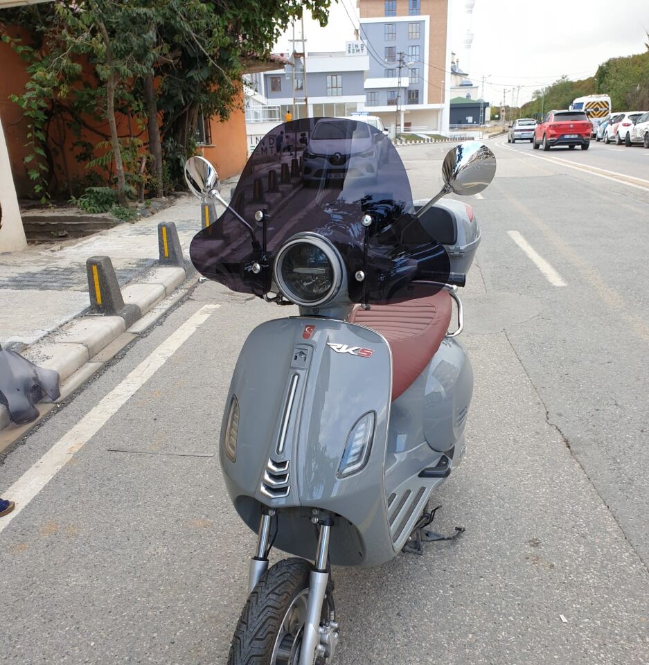 MOTOCAM RKS Pride 125 Ön Cam 2023-2026 Model 39cm Siyah Renkli 4mm Elcikli APARATSIZ