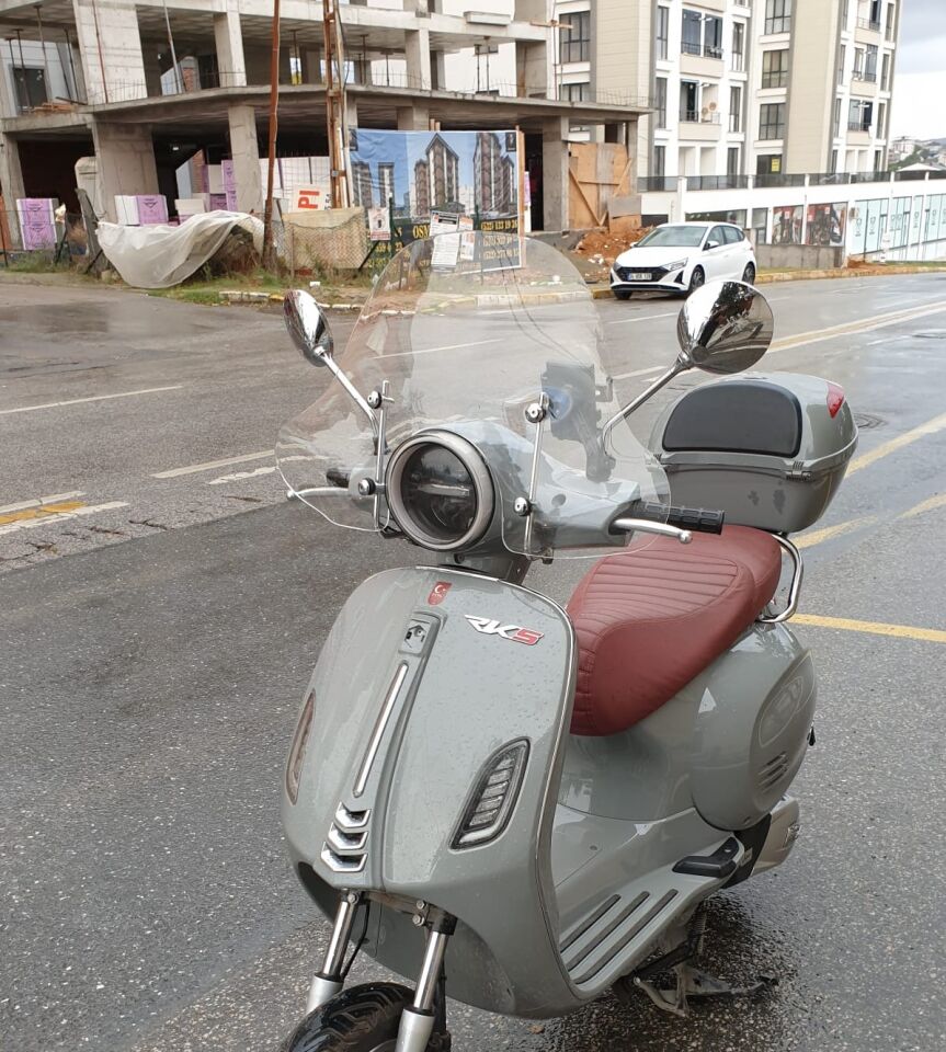 MOTOCAM RKS Pride 125 Ön Cam 2023-2026 Model 39cm Şeffaf Renkli 4mm Elcikli APARATSIZ