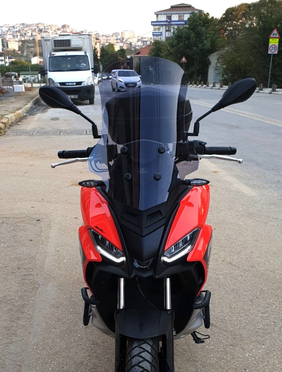 MOTOCAM Aprilia SR GT 200 Ön Cam 2021-2026 Model 58cm Füme Renkli 4mm