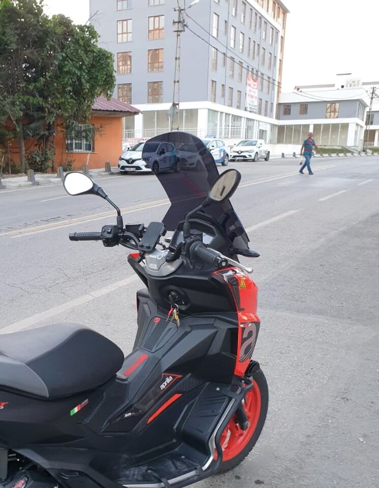 MOTOCAM Aprilia SR GT 200 Ön Cam 2021-2026 Model 58cm Siyah Renkli 4mm