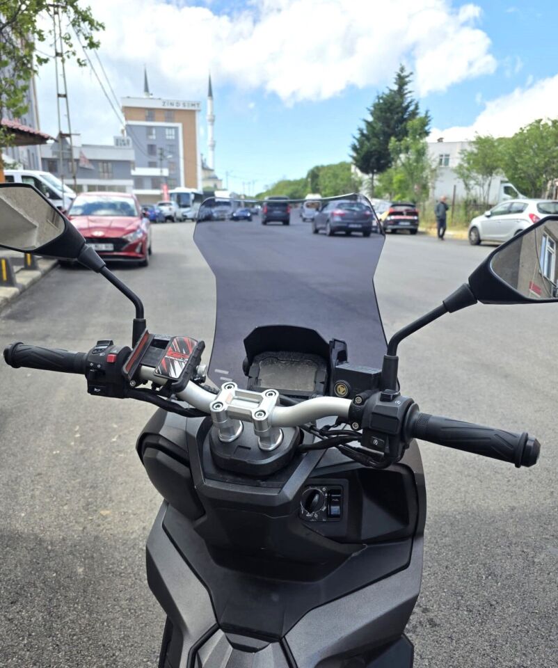MOTOCAM Kanuni Seha 250 Ön Cam 2022-2026 Model 55cm Füme Renkli 4mm KISA