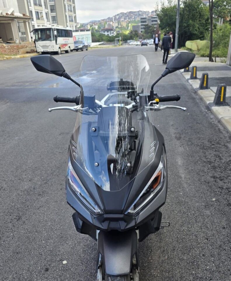 MOTOCAM Kanuni Seha 250 Ön Cam 2022-2026 Model 55cm Şeffaf Renkli 4mm KISA
