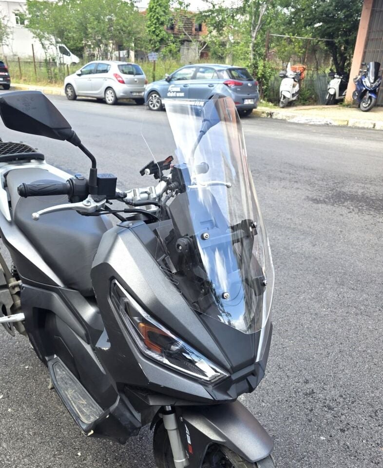 MOTOCAM Kanuni Seha 250 Ön Cam 2022-2026 Model 55cm Şeffaf Renkli 4mm KISA