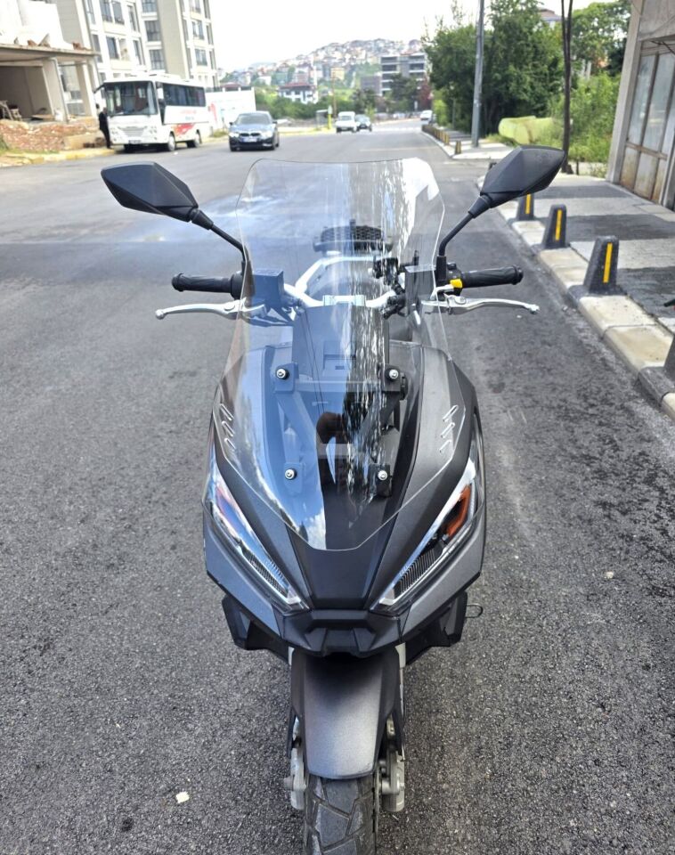 MOTOCAM Kanuni Seha 250 Ön Cam 2022-2026 Model 55cm Şeffaf Renkli 4mm KISA