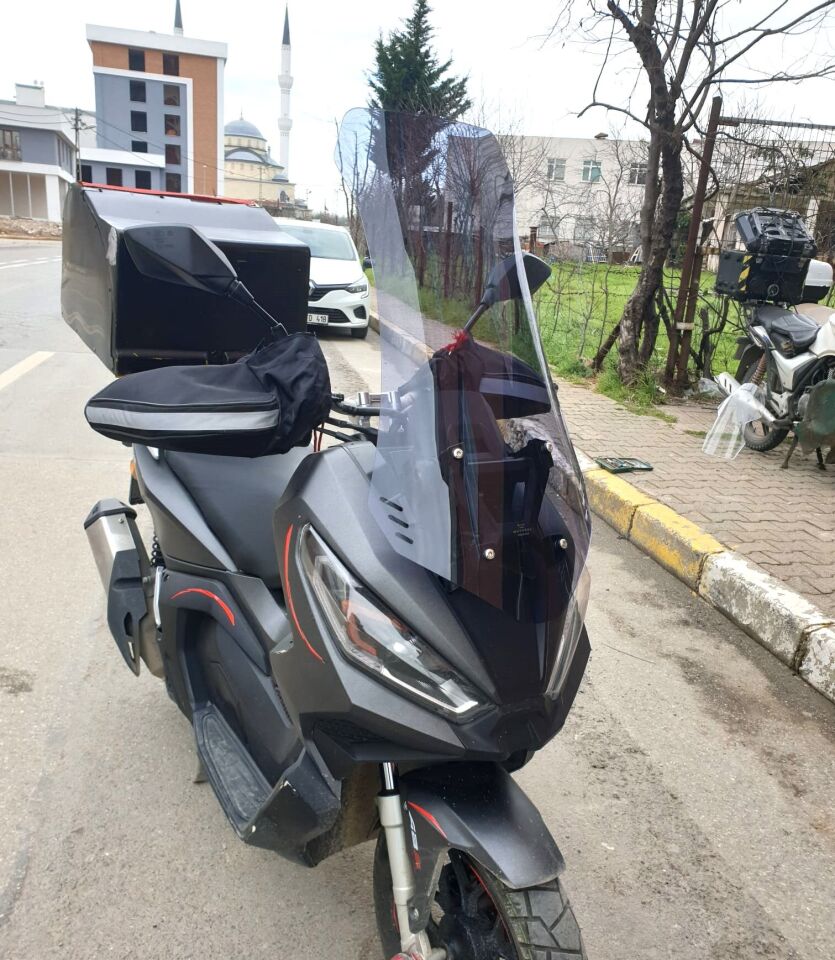 MOTOCAM Kanuni Seha 250 Ön Cam 2022-2026 Model 65cm Füme Renkli 4mm ORTA BOYLU
