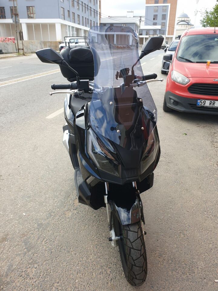 MOTOCAM Kanuni Seha 250 Ön Cam 2022-2026 Model 65cm Füme Renkli 4mm ORTA BOYLU