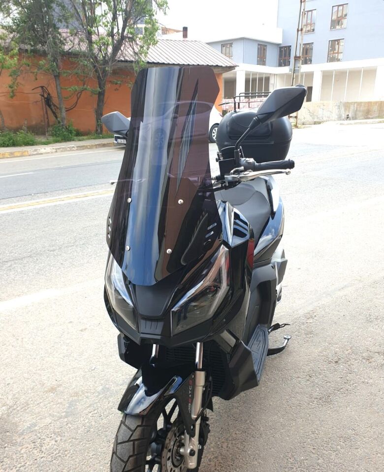 MOTOCAM Kanuni Seha 250 Ön Cam 2022-2026 Model 75cm Siyah Renkli 4mm UZUN